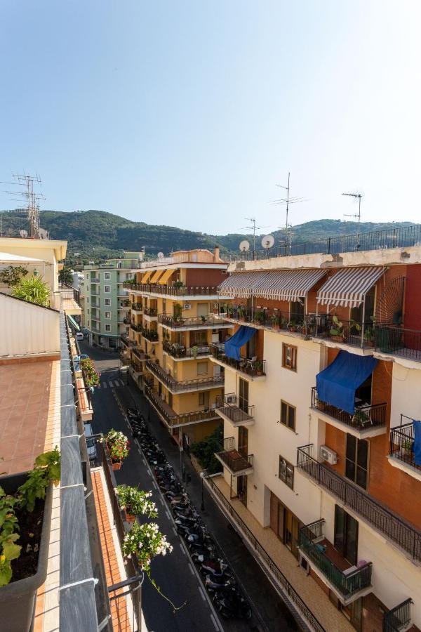 Tofani Apartment - Luminoso Con Terrazzo Panoramico Sorrento Luaran gambar